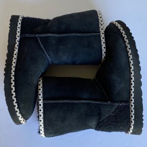 UGG Short 78 Black w/ lined polka dots Size 7